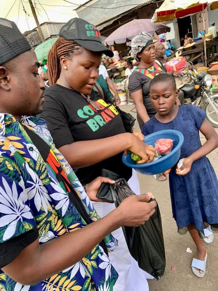 Distribution de dons alimentaires aux enfants