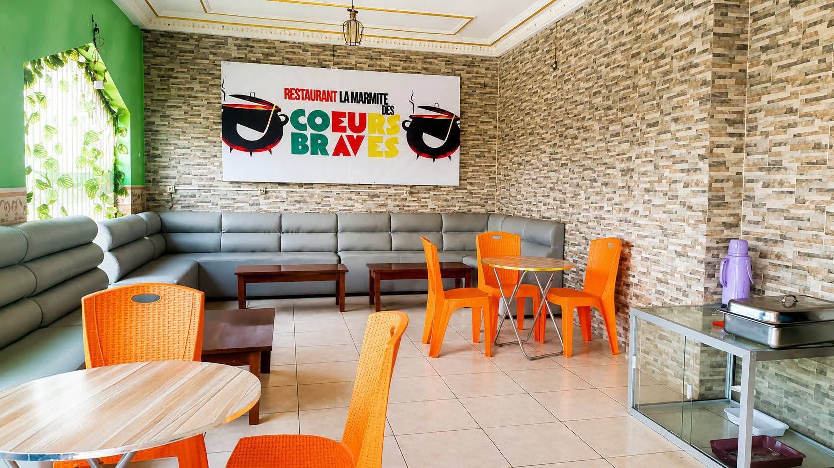 La salle du restaurant La Marmite des Cœurs Braves