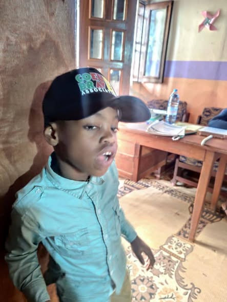 Un enfant du centre SOFRECH lors de la remise de dons